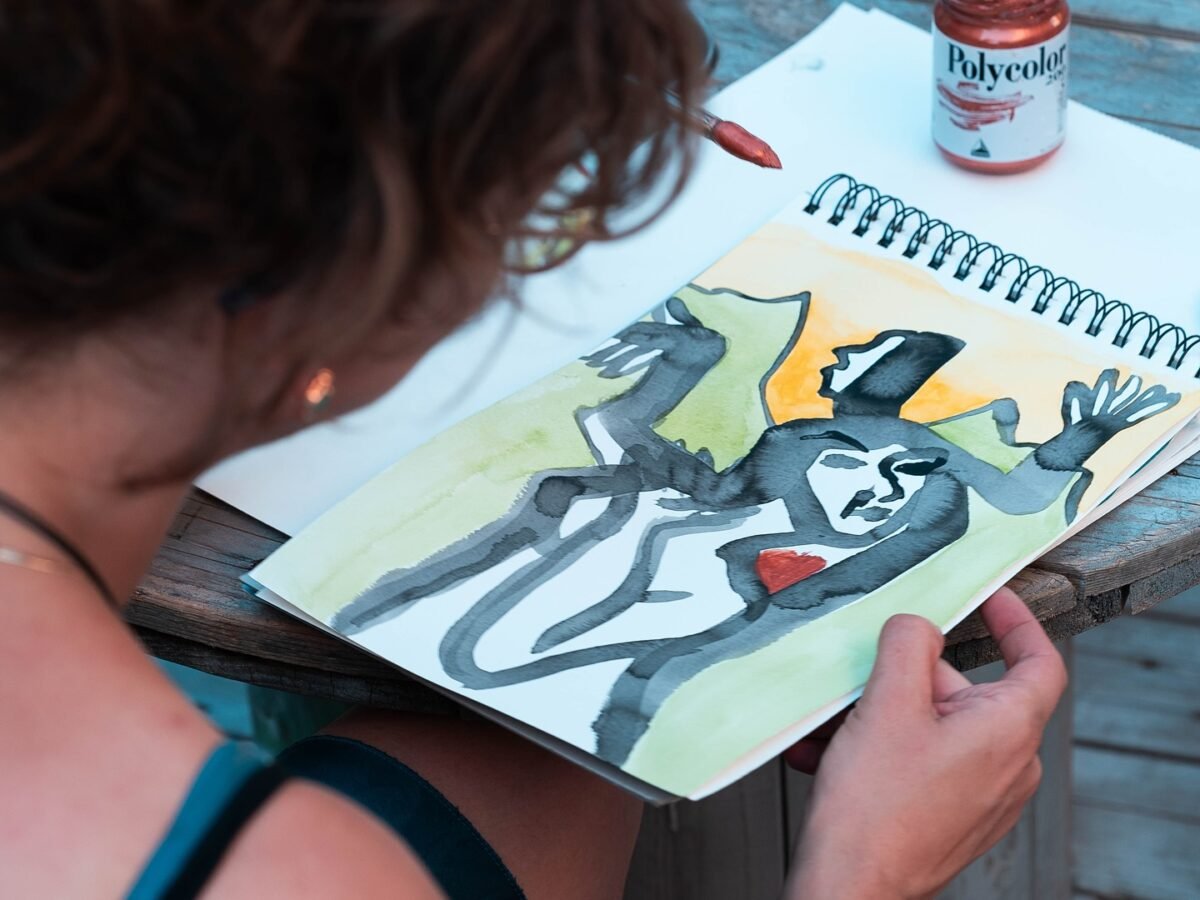 Un artista dipinge dal vivo al District Market di Carrara