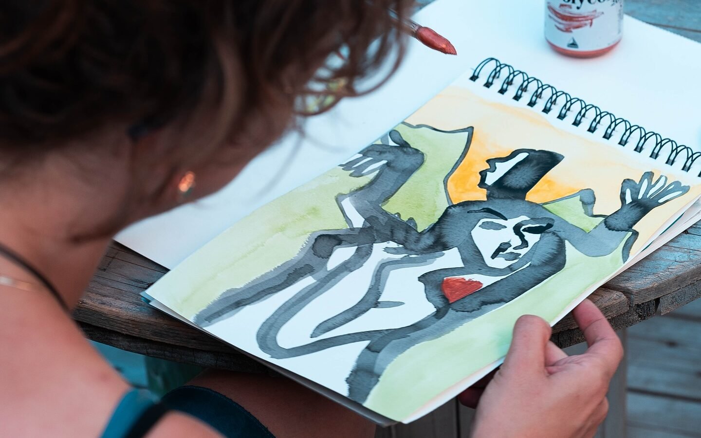 Un artista dipinge dal vivo al District Market di Carrara