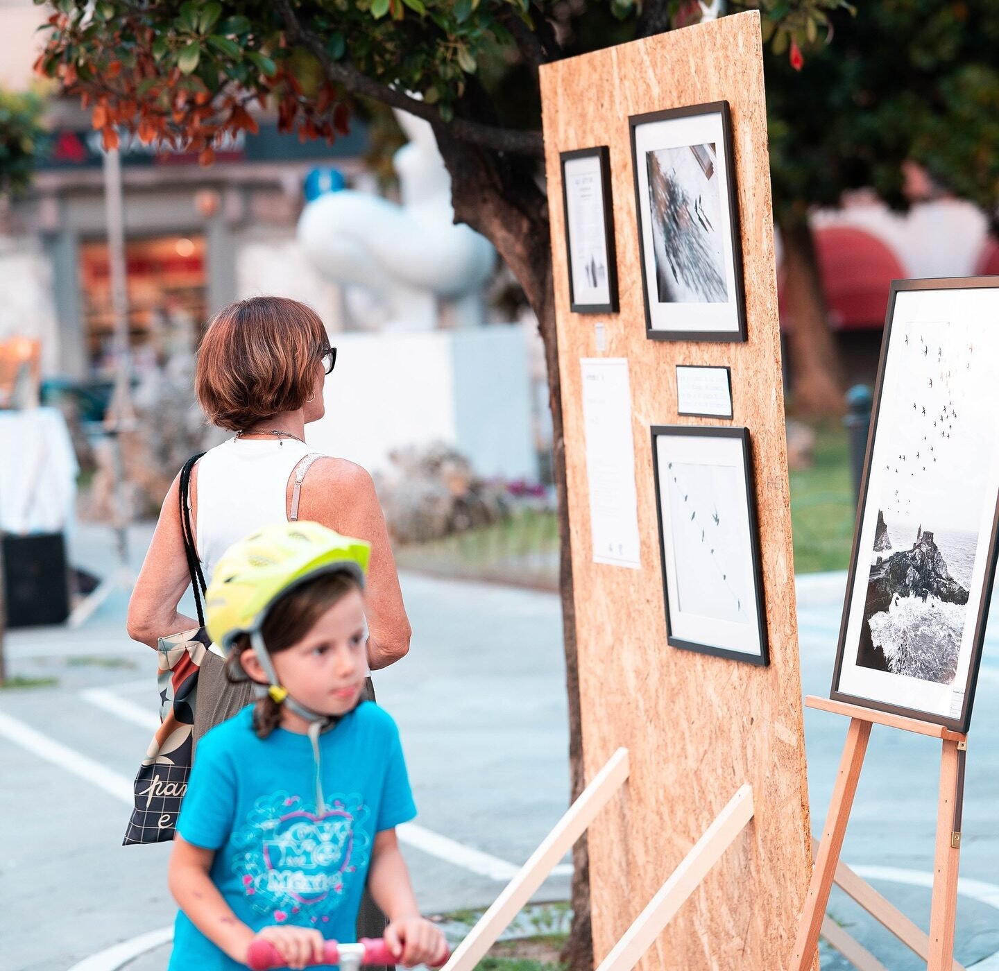Bambini davanti alle opere esposte al District Market di Carrara
