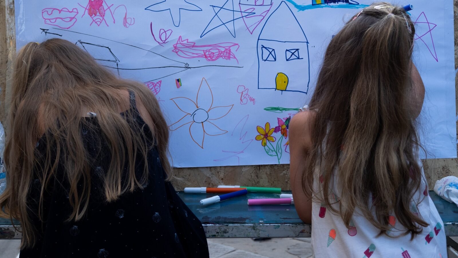 Bambine che disegnano al District Market 2024