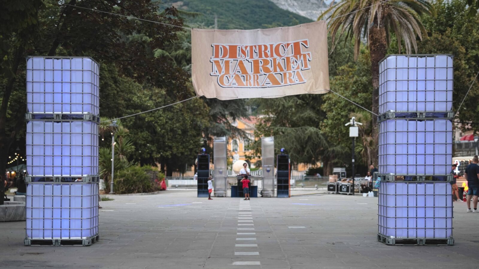 L'ingresso del District Market 2026, con le torri luminose e le Apuane
