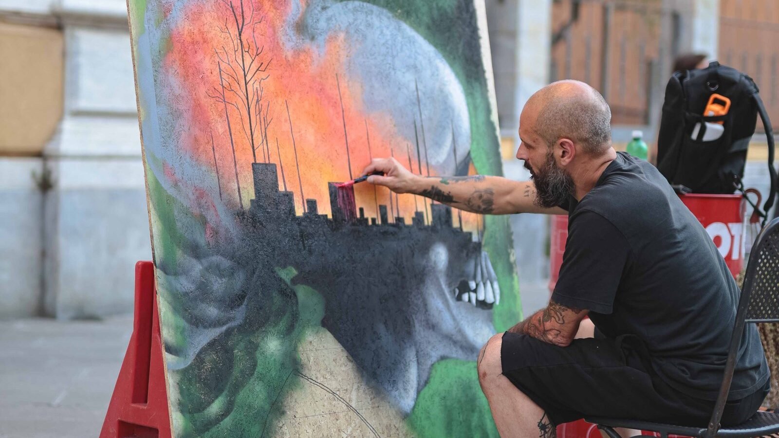 Un artista dipinge dal vivo in strada al District Market 2026