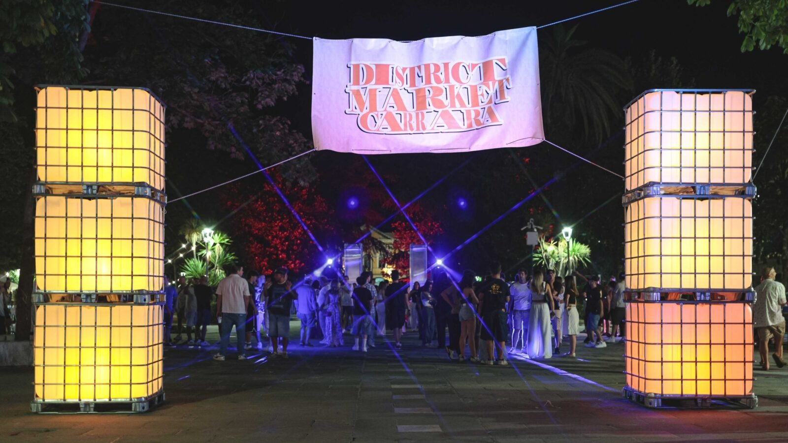 L'ingresso illuminato del District Market 2026 in serata