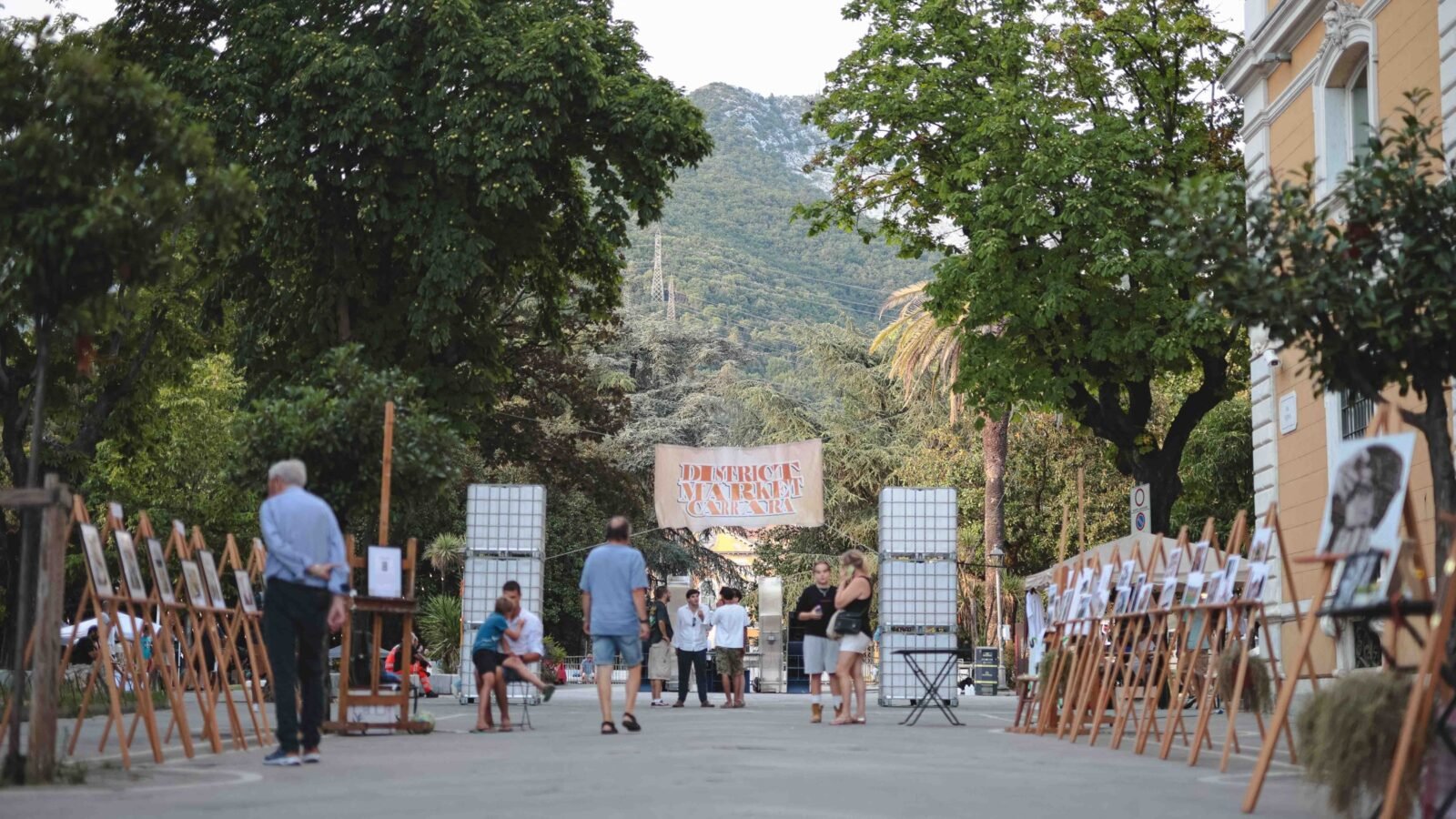 Il viale del District Market 2026 con la mostra sui cavalletti