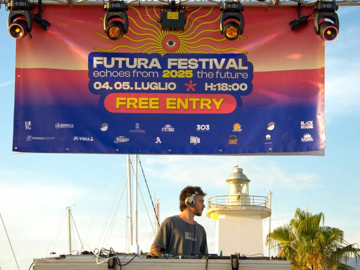 Il palco del Futura Festival sulla passeggiata di Marina di Carrara