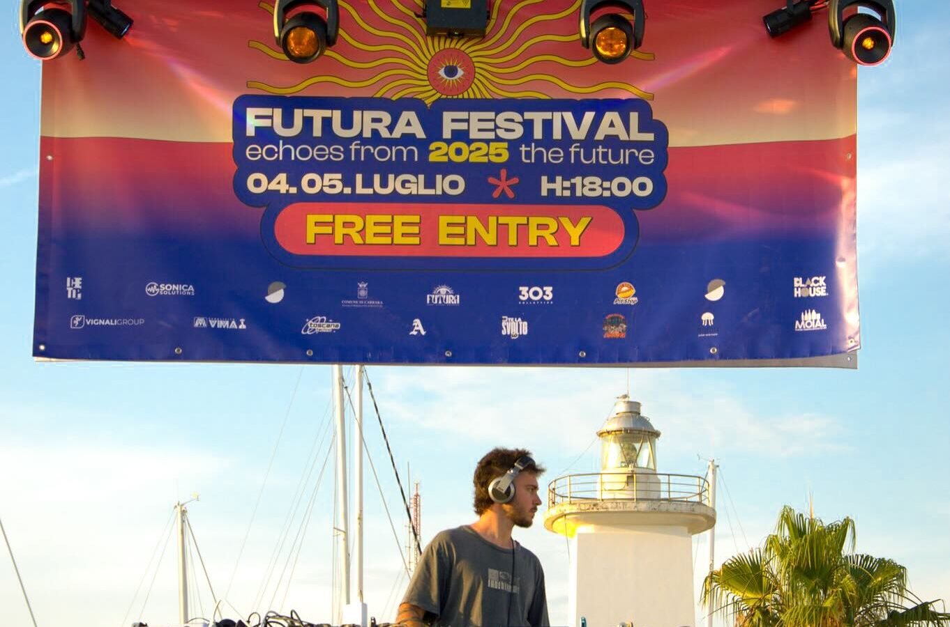 Il palco del Futura Festival sulla passeggiata di Marina di Carrara