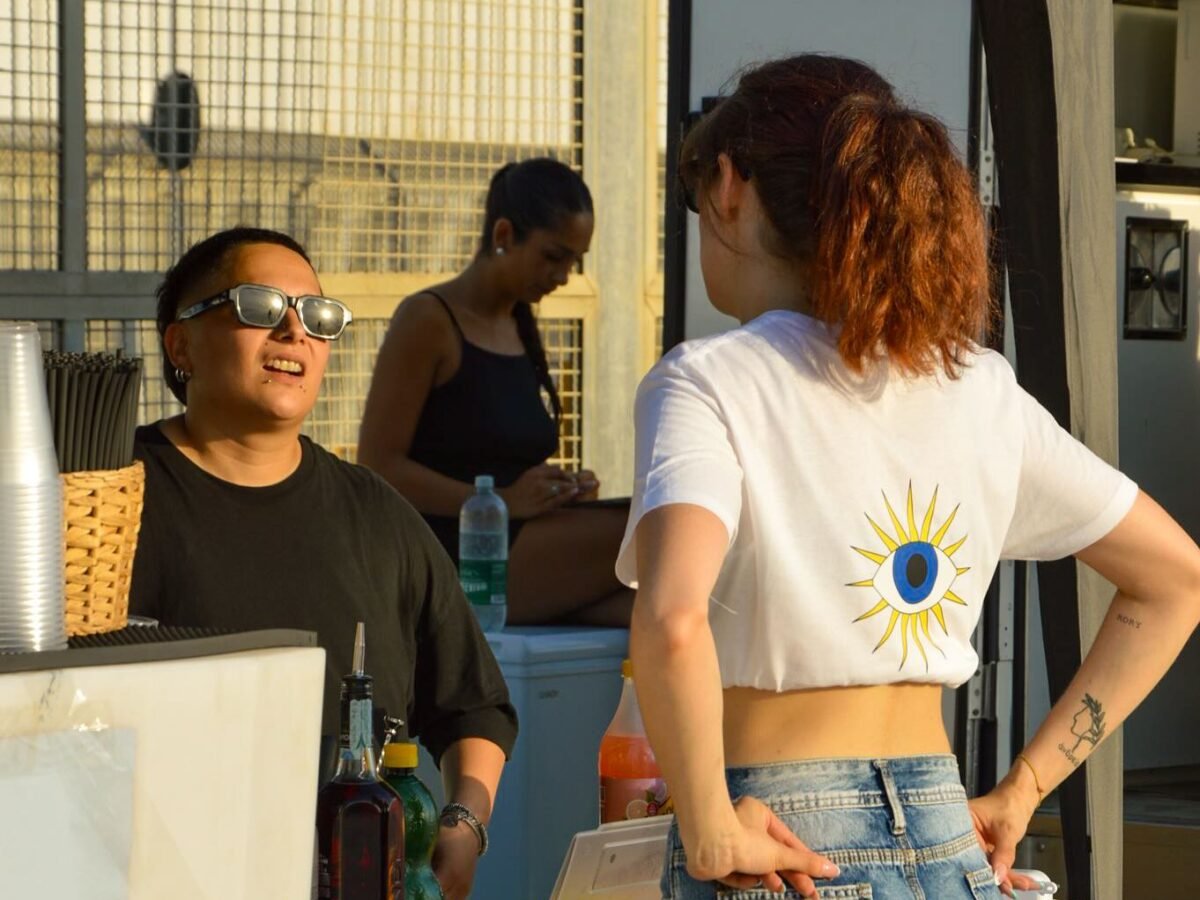 Ragazzi di spalle davanti al palco del Futura Festival