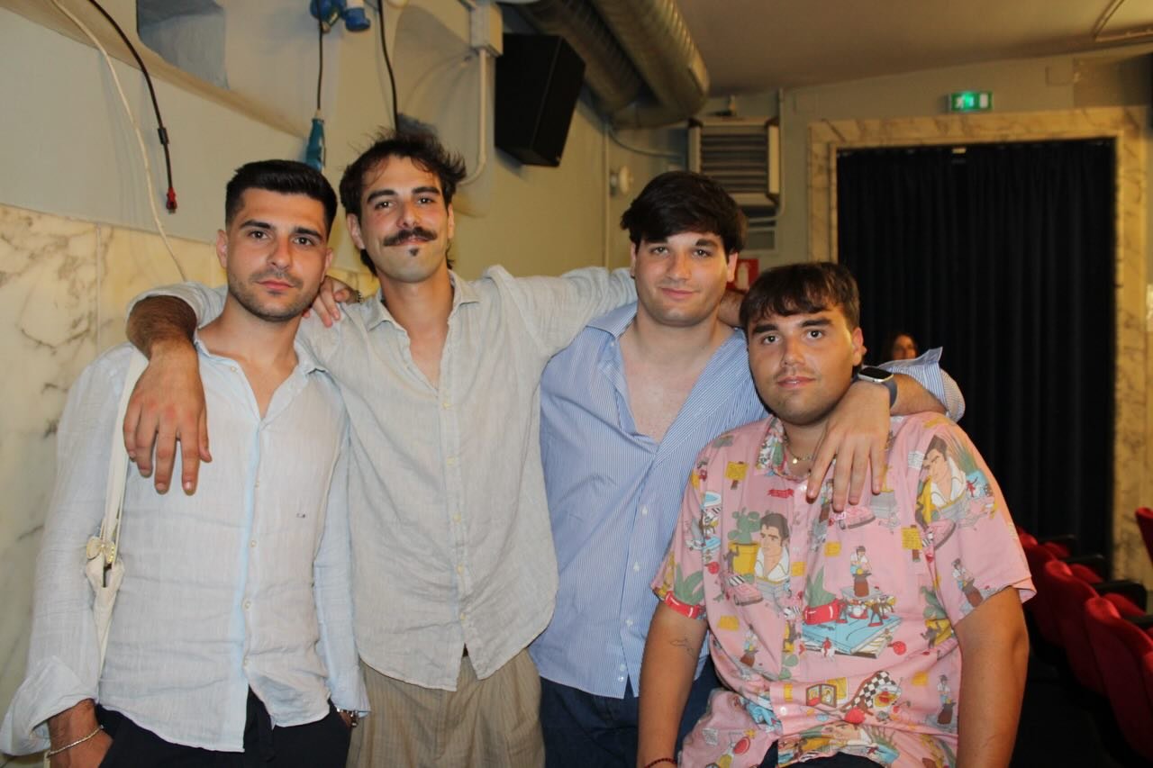 Il gruppo di ragazzi che ha portato in scena lo spettacolo