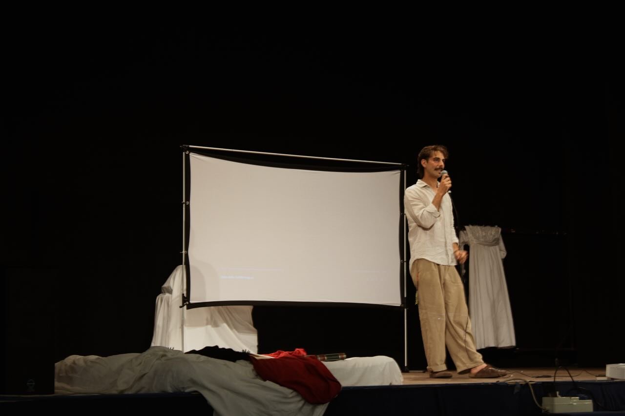 Il palco del Teatro Garibaldi con lo schermo